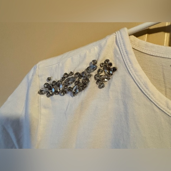 Zara Classic White Tee with Embellishments on the shoulders. - Picture 3 of 9